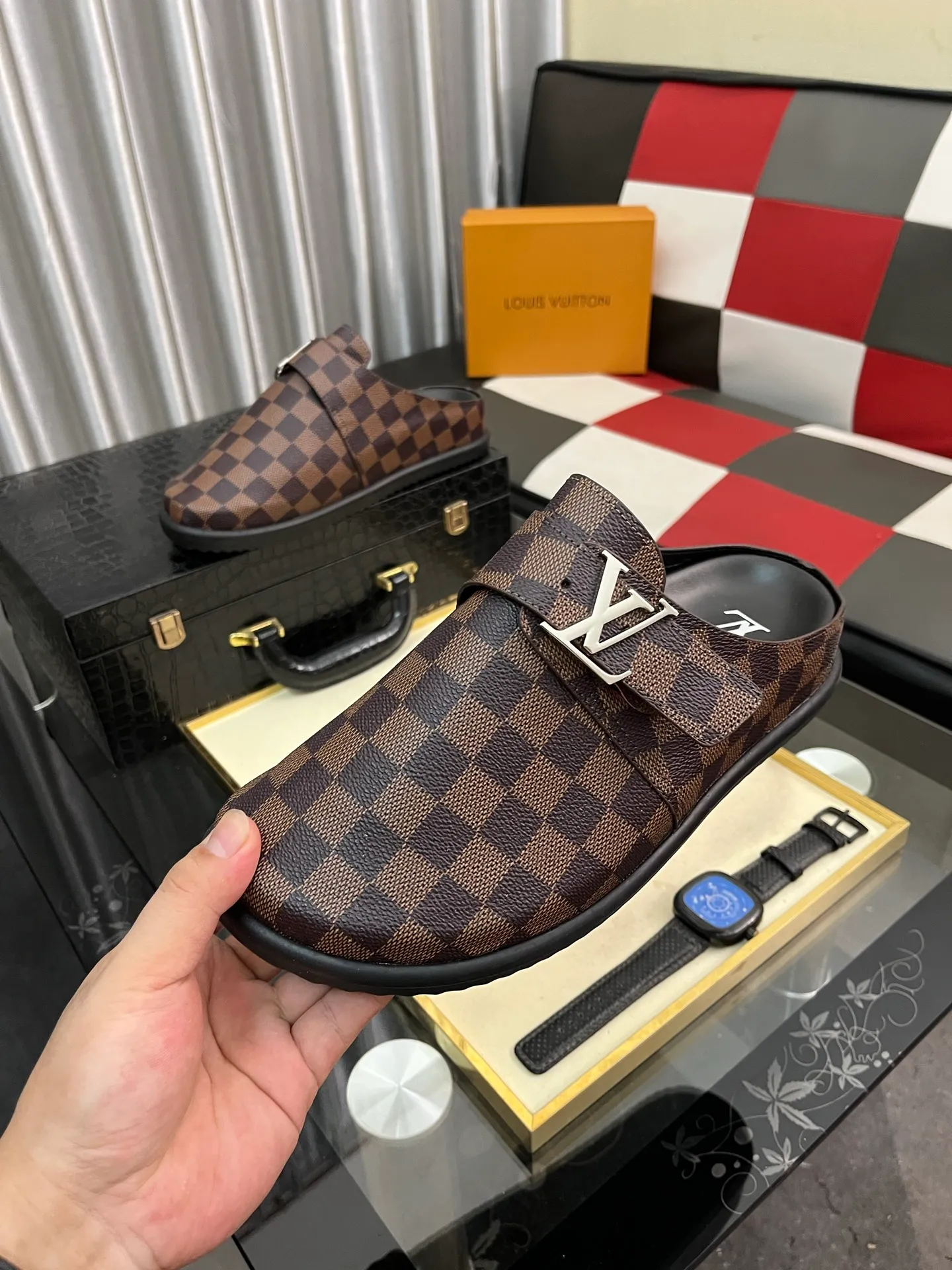 Men's shoes 💰380⌚️⌚️2025 new men's casual sandals and slippers, made of suede cow leather, with Monogram pattern to highlight the trendy style. Adjustable straps illuminated with LV letters, while a resilient insole and micro outsole provide lightweight comfort. Made of suede cow leather with embossed Monogram pattern and brand element metal hardware✅Adjustable straps➕Tough insole‼ ️Micro outsole. Comfortable and easy to wear‼ ️size: 38-443️⃣Colors available